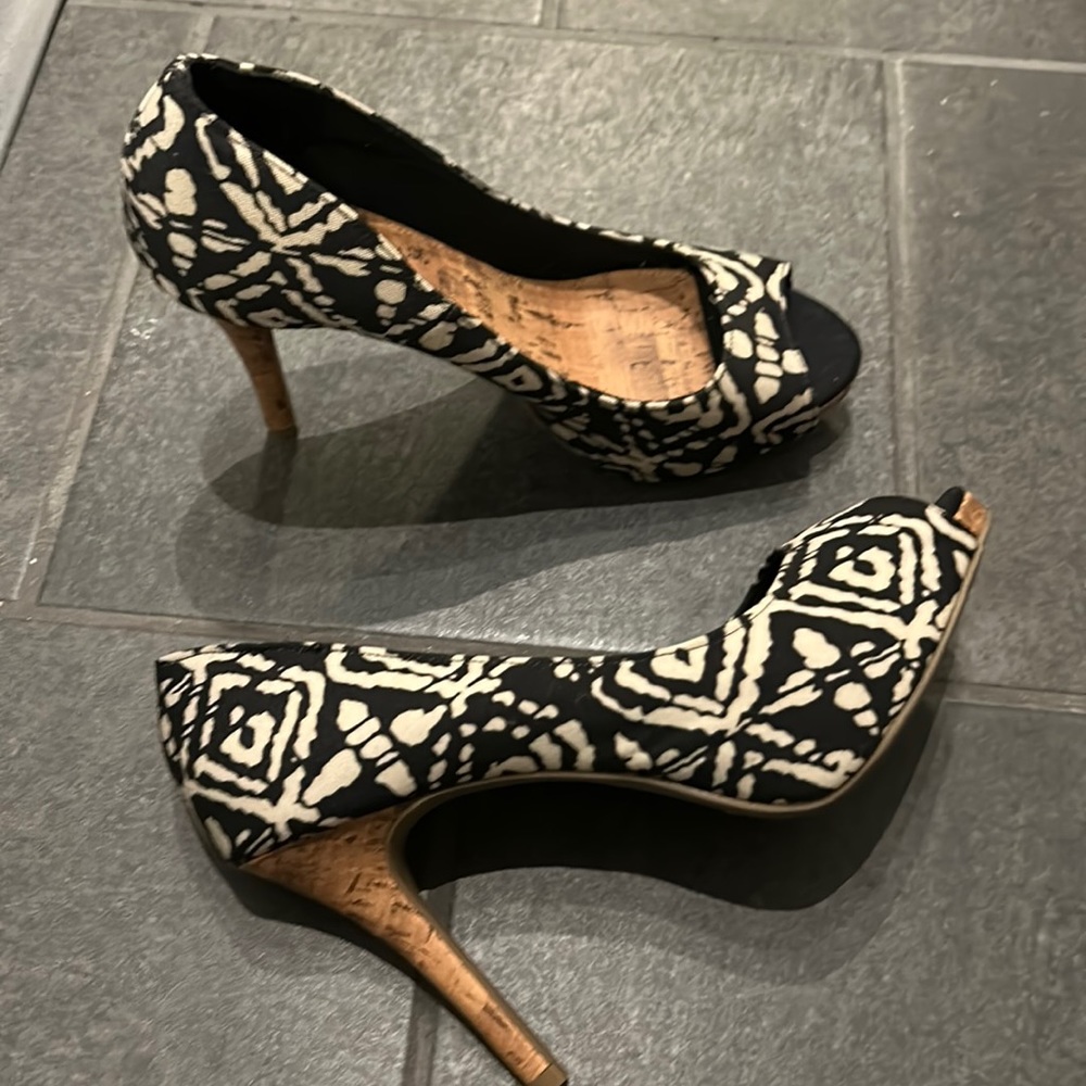 Black and white patterned Christian Siriano heels. Sz 9w